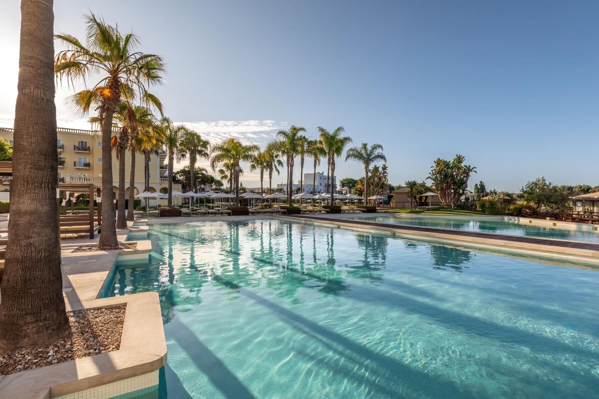 Domes Lake Algarve, Autograph Collection Vilamoura Bagian luar foto The swimming pool at the hotel
