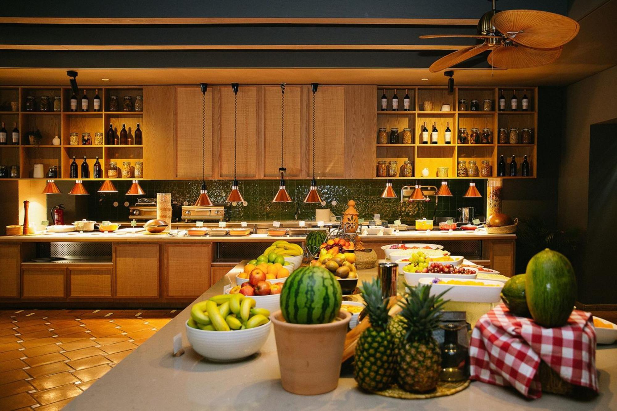 Domes Lake Algarve, Autograph Collection Vilamoura Bagian luar foto A buffet at a hotel