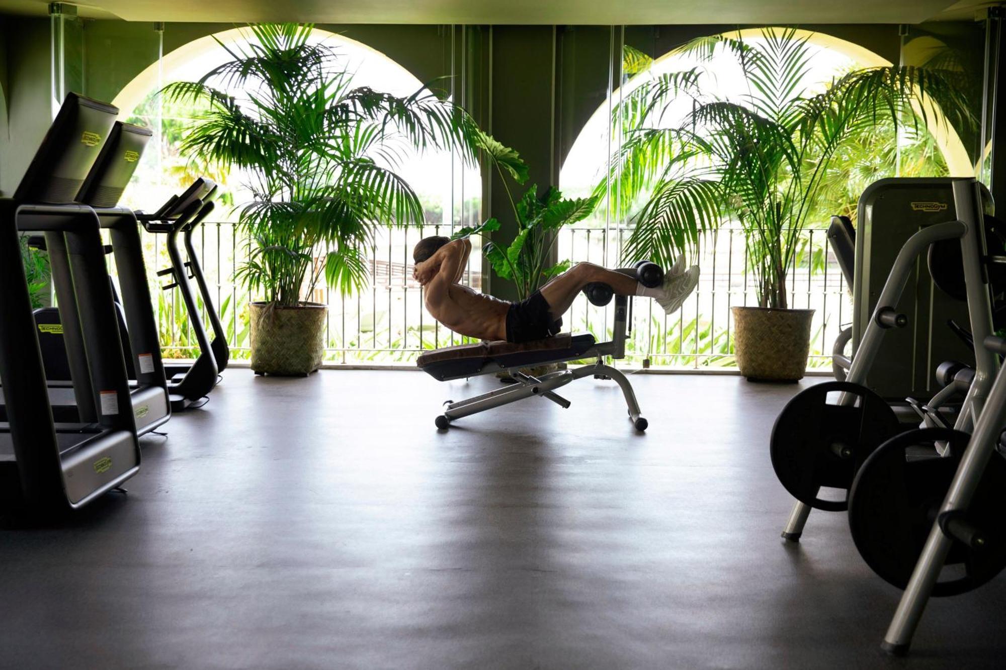 Domes Lake Algarve, Autograph Collection Vilamoura Bagian luar foto A man doing sit-ups on a sit-up bench