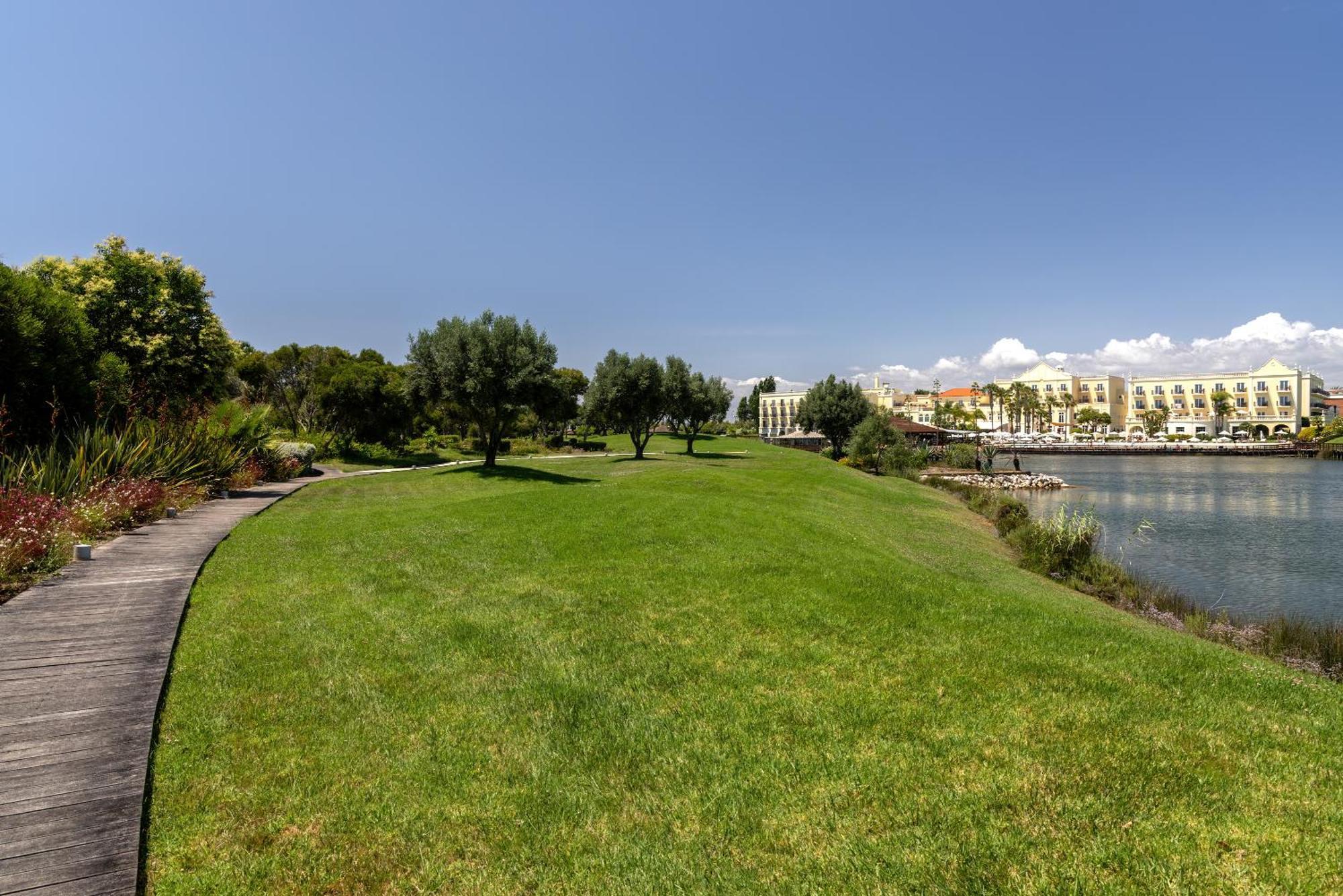 Domes Lake Algarve, Autograph Collection Vilamoura Bagian luar foto View of the park