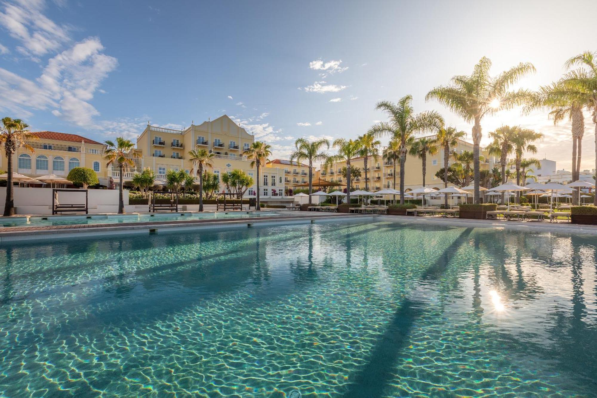 Domes Lake Algarve, Autograph Collection Vilamoura Bagian luar foto The swimming pool at the resort