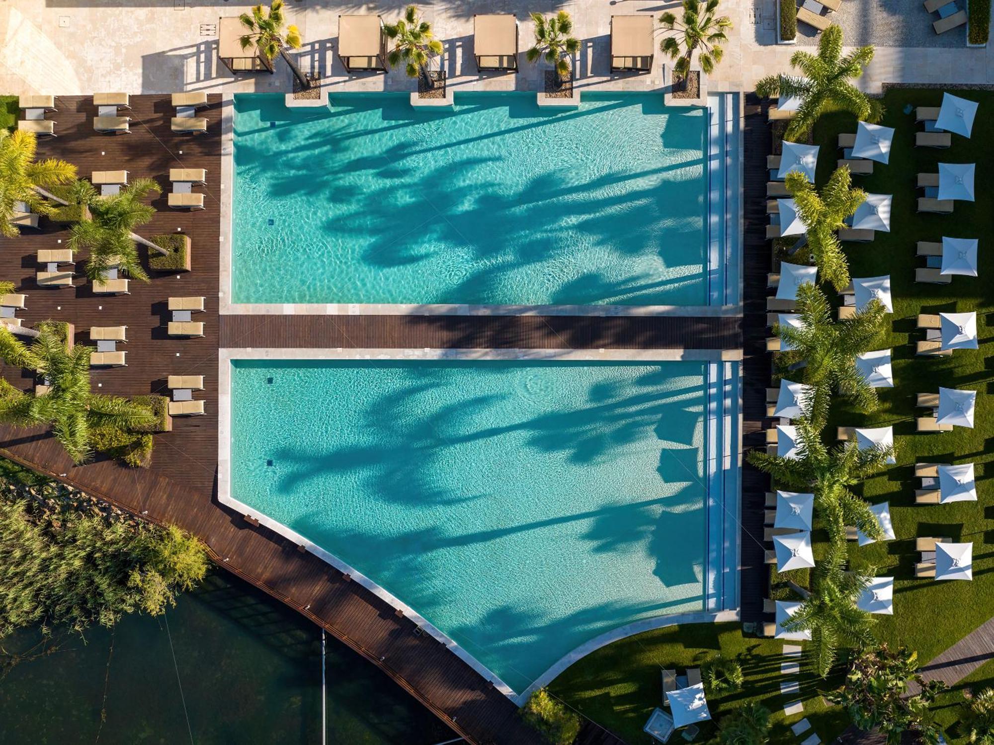 Domes Lake Algarve, Autograph Collection Vilamoura Bagian luar foto Aerial view of the pool at the Hotel