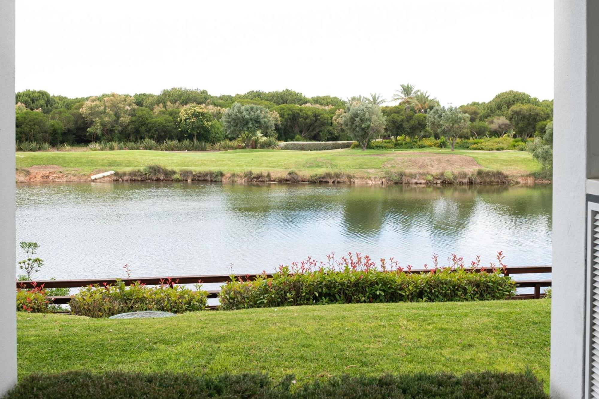 Domes Lake Algarve, Autograph Collection Vilamoura Bagian luar foto The 18th hole at the 2007 PGA Championship